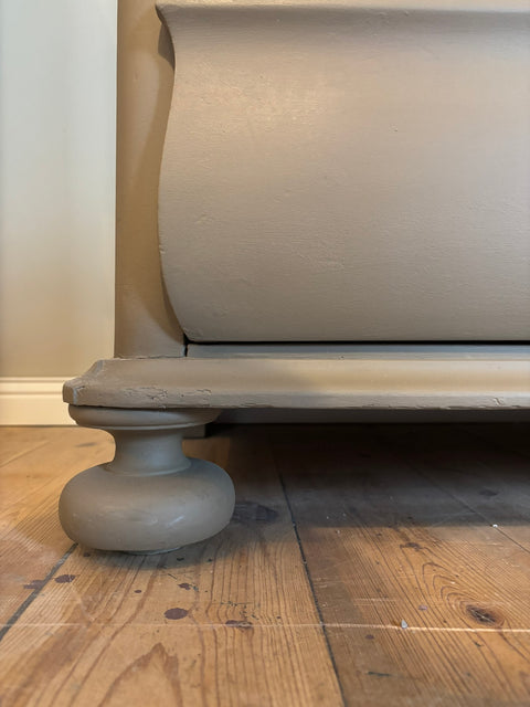 Antike Vintage Kommode in Kreidefarbe Drab, braun-grün, mit antikem Design von Weingärtners Genusshandwerk.