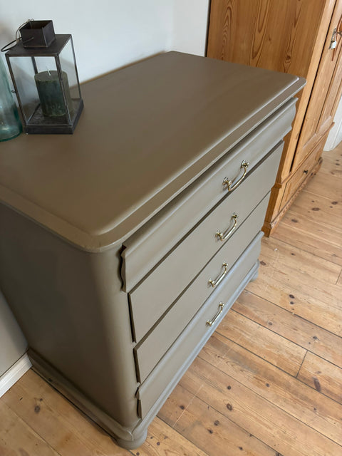 Antike Vintage Kommode in Kreidefarbe Drab mit braun-grünen Tönen, von Weingärtners Genusshandwerk, detailreiche Holzoberfläche