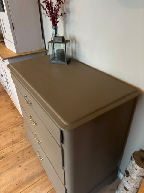 Antike Vintage Kommode aus Kreidefarbe Drab in Braun-Grün von Weingärtners Genusshandwerk, detailreiche Holzstruktur sichtbar