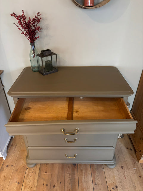 Antike Vintage-Kommode in Kreidefarbe Drab braun-grün, Weingärtners Genusshandwerk, mit eleganten antiken Details.