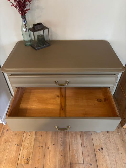 Antike Vintage Kommode mit Kreidefarbe Drab in Braun-Grün von Weingärtners Genusshandwerk, detailreiche Holzoberfläche.