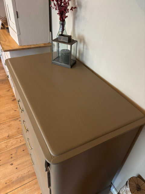 Antike Vintage Kommode mit Kreidefarbe Drab in Braun-Grün, detailreiche Holzmaserung, stilvolle Möbelstück im Antikstil