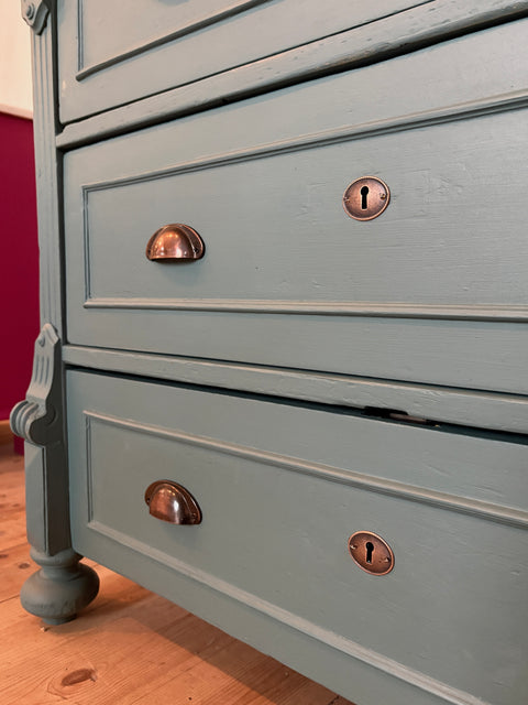 Antike Vintage Kommode in Kreidefarbe Lagoon, dunkelgrün, von Weingärtners Genusshandwerk, mit antikem Design und Holzdetails
