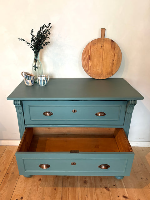 Antike Vintage Kommode aus Weingärtners Genusshandwerk, dunkelgrüne Kreidefarbe Lagoon, detailreiche Holzstruktur, elegante Möbelstück