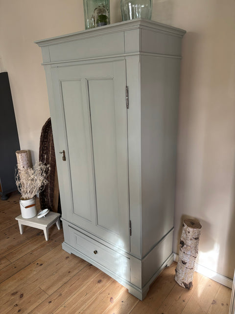 Antiker dänischer Kleiderschrank aus Weichholz in Grün-Grau, mit einer Tür, von Weingärtners Genusshandwerk.