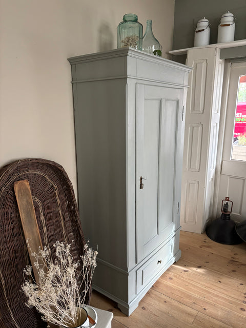 Antiker dänischer Kleiderschrank aus Weichholz, grün-grau, mit einer Tür und klassischen Details, von Weingärtners Genusshandwerk.
