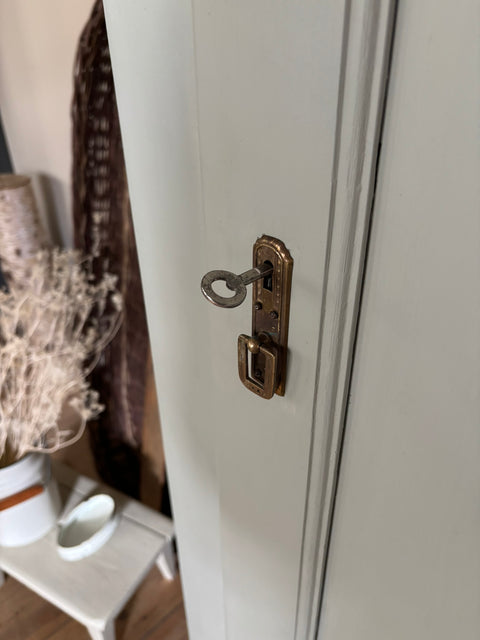 Antiker dänischer Kleiderschrank aus Weichholz in grün-grau, mit einer Tür, von Weingärtners Genusshandwerk, Pebble Water.