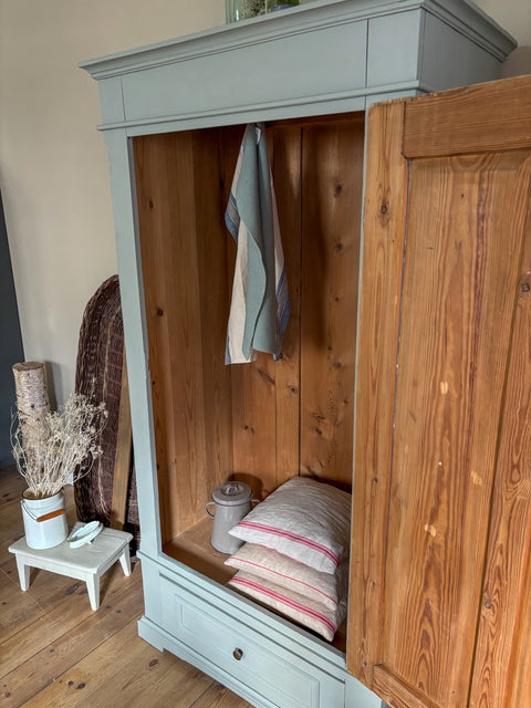 Antiker dänischer Kleiderschrank aus Weichholz in grün-grau, mit einer Tür, von Weingärtners Genusshandwerk, stilvoll und robust.