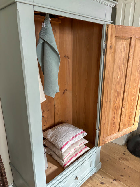 Antiker dänischer Kleiderschrank aus Weichholz, grün-grau mit einer Tür, von Weingärtners Genusshandwerk, detailreiches Holzdesign