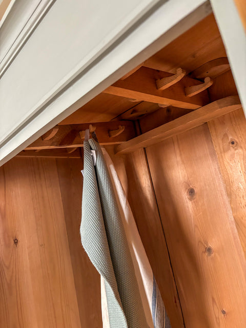 Antiker dänischer Kleiderschrank aus Weichholz mit grüner-grauer Lackierung, von Weingärtners Genusshandwerk, detailreiche Oberfläche