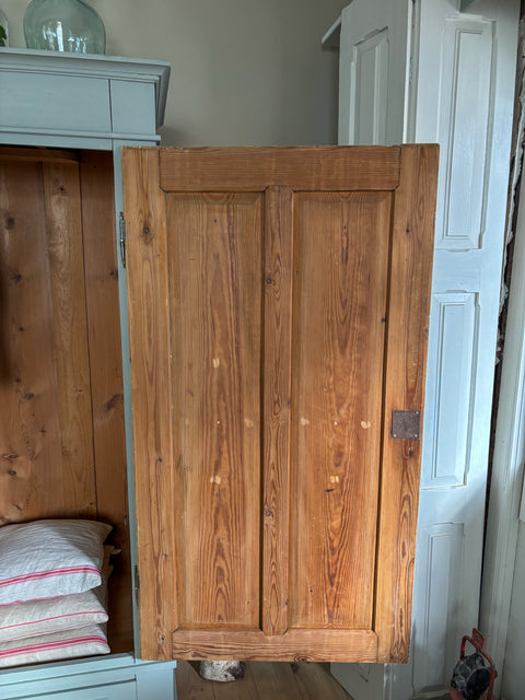 Antiker dänischer Kleiderschrank aus Weichholz in Grün-Grau, mit einer Tür und klassischem Design, von Weingärtners Genusshandwerk