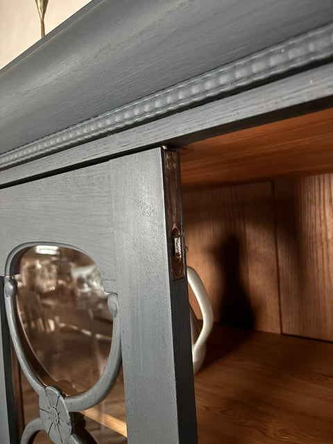 Dänischer antiker Vitrinenschrank in Dunkelblau mit vertikalem Detail, von Weingärtners Genusshandwerk gefertigt