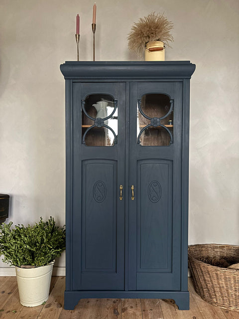 Antiker dänischer Vitrinenschrank in Dunkelblau von Weingärtners Genusshandwerk, Gesamtansicht des Vertikoregals