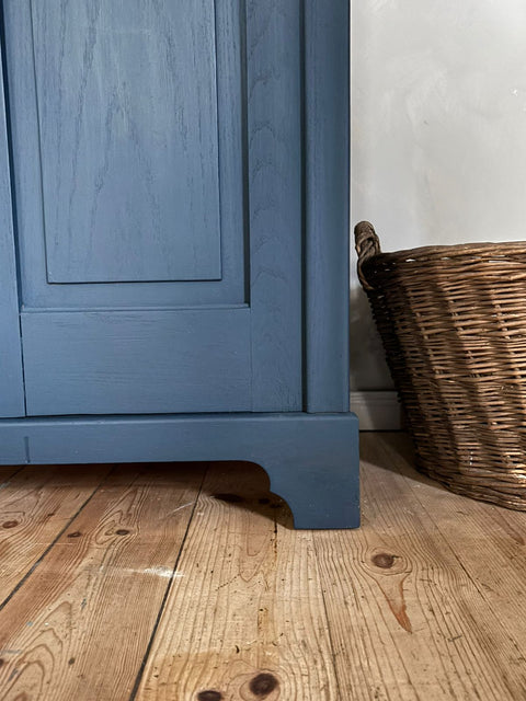 Antiker dänischer Vitrinenschrank mit dunklem blauen Finish und elegantem Vertiko-Fuß, von Weingärtners Genusshandwerk