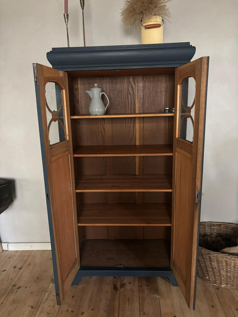 Antiker dänischer Vitrinenschrank von Weingärtners Genusshandwerk, dunkelblaues Vertiko mit offener Tür, elegante Möbelstück