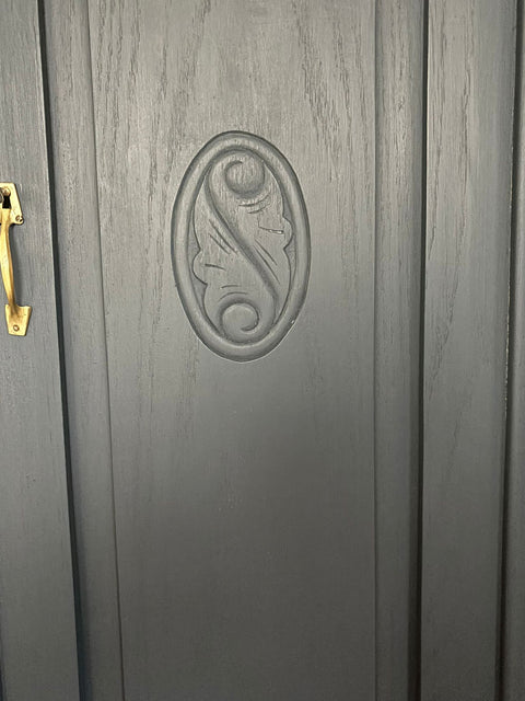Antiker dänischer Vitrinenschrank in dunklem Blau von Weingärtners Genusshandwerk, mit eleganten Glasfronten und Holzdetails.