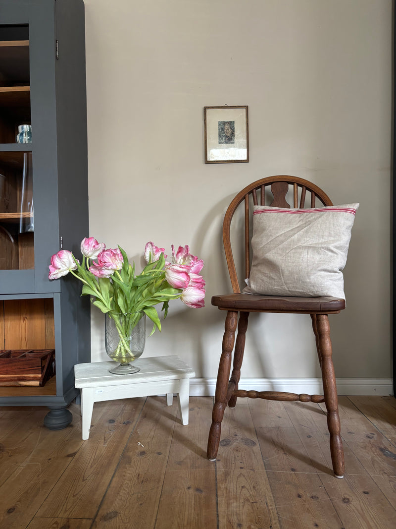 Vier antike dänische Windsor-Stühle in naturbelassener Optik, detailreiche Holzmaserung, handgefertigt, stilvolle Sitzmöbel