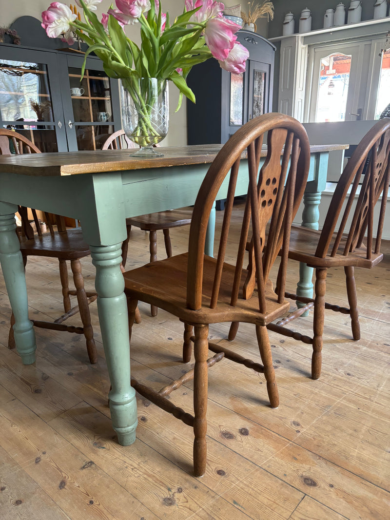 Vier antike dänische Windsor-Stühle in naturbelassener Optik, hergestellt von Weingärtners Genusshandwerk, detailreiche Holzstruktur sichtbar