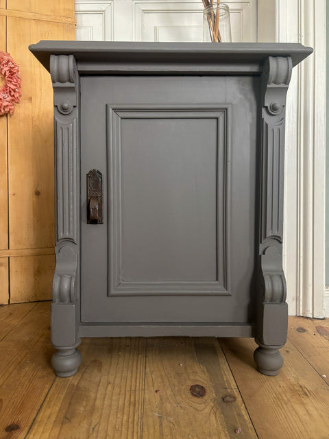 Antiker Nachttisch aus Kreidefarbe Pepper in Grau, kleiner Beistelltisch im Vintage-Stil, von Weingärtners Genusshandwerk