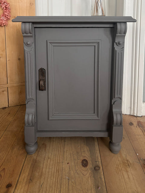 Antiker Nachttisch aus Kreidefarbe Pepper in Grau, kleiner Beistelltisch, Weingärtners Genusshandwerk, mit abgerundeten Ecken