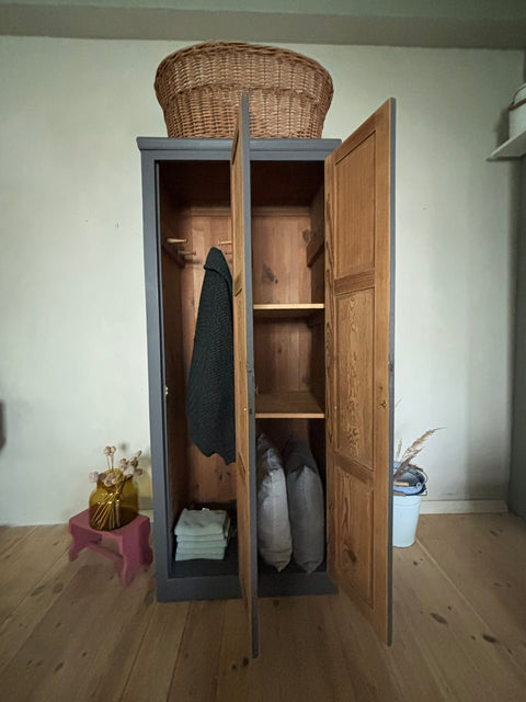 Antiker Vintage Holz Spind mit Kreidefarbe Persian Grey, dunkler Garderobenschrank, Weingärtners Genusshandwerk, stilvoller Stauraum