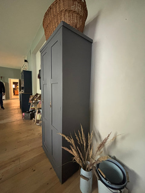 Antiker Vintage Holz Spind in Dunkelgrau mit Kreidefarbe, Weingärtners Genusshandwerk, detailreiche Oberfläche und robustes Design