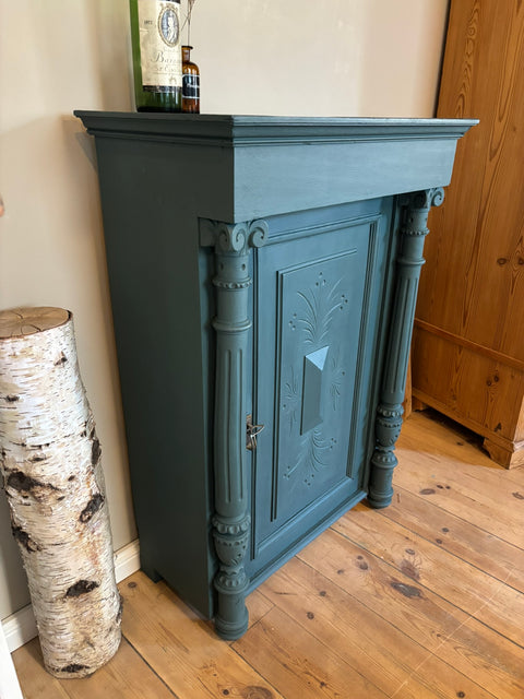 Antikes kleines Vertiko in Kreidefarbe Baronesse Blau-Grün, detailreiche Holzmaserung, elegantes Design, von Weingärtners Genusshandwerk.