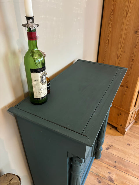 Antikes kleines Vertiko aus Kreidefarbe Baronesse in Blau-Grün, detailreiche Oberfläche, handgefertigt von Weingärtners Genusshandwerk