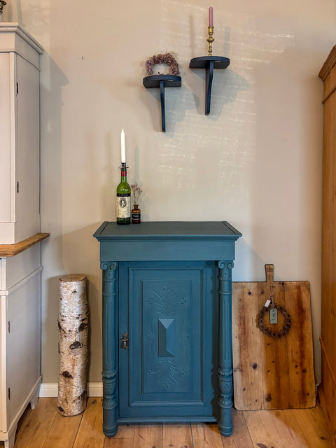 Antikes kleines Vertiko in Kreidefarbe Baronesse Blau-Grün, detailreiche Holzoberfläche, klassisches Design, Möbelstück im Vintage-Stil