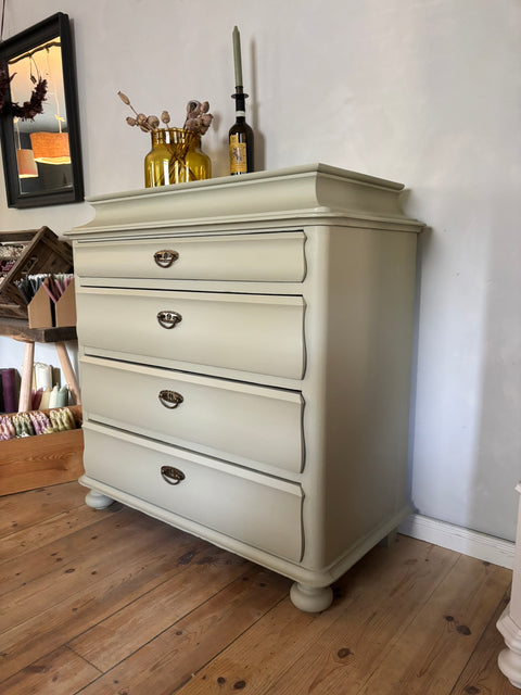 Dänische Vintage Kommode in Kreidefarbe Gooseberry, hellgrün, mit antikem Charme, von Weingärtners Genusshandwerk.