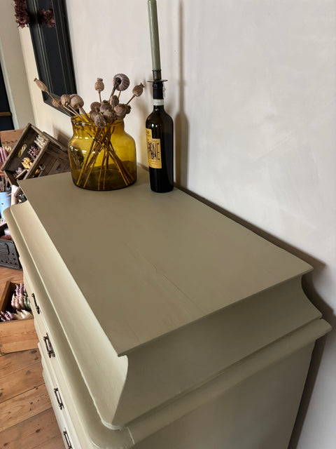 Dänische Antik Vintage Kommode aus Kreidefarbe Gooseberry in hellem Grün, mit antikem Design und Holzgriffen.