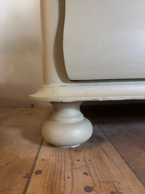 Dänische Antik Vintage Kommode in Kreidefarbe Gooseberry, hellgrün, mit eleganten Holzgriffen, Weingärtners Genusshandwerk