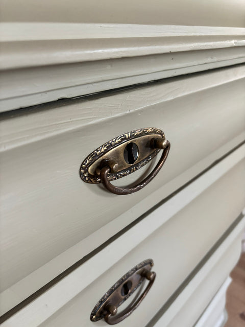 Dänische Antik Vintage Kommode in Kreidefarbe Gooseberry, hellgrün, mit antiken Holzgriffen, stilvolle Möbelstück von Weingärtners Genusshandwerk