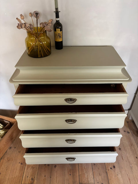 Dänische Vintage Kommode in Kreidefarbe Gooseberry, hellgrün, mit antikem Holzdesign, von Weingärtners Genusshandwerk