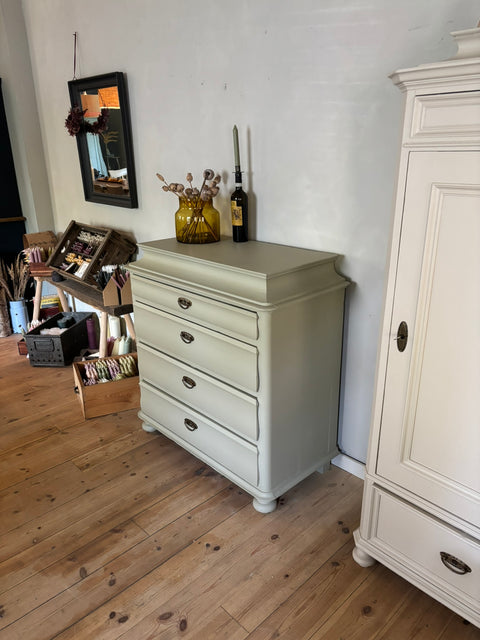 Dänische Antik Vintage Kommode in Kreidefarbe Gooseberry, hellgrün, mit antiken Griffen und dekorativen Details, von Weingärtners Genusshandwerk