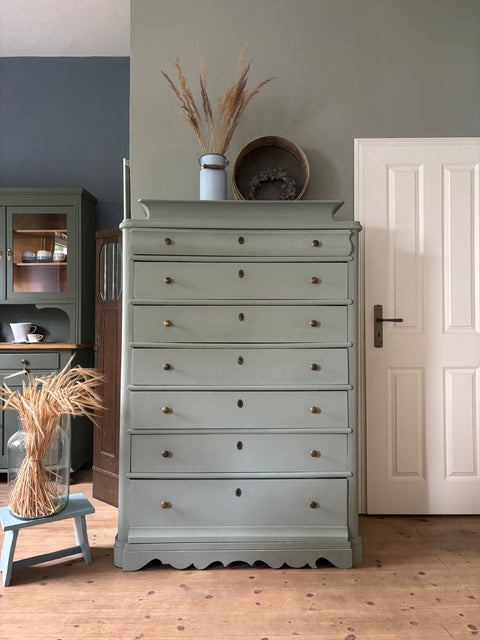 Antike dänische Hochkommode in Kreidefarbe Bitter & Zart, aus Holz, zeigt elegante Details und antiken Charme.