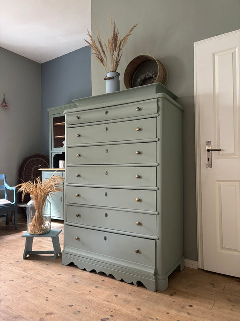 Antike dänische Hochkommode in Kreidefarbe Bitter & Zart, aus Holz, mit eleganten Griffen, stilvolle Möbelstück im Vintage-Look