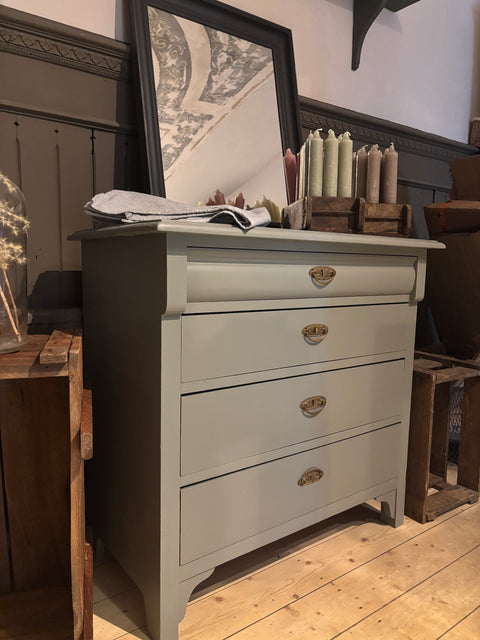 Dänische Kommode in Kreidefarbe Bayleaf grün von Weingärtners Genusshandwerk, mit Holzgriffen und schlichter Eleganz