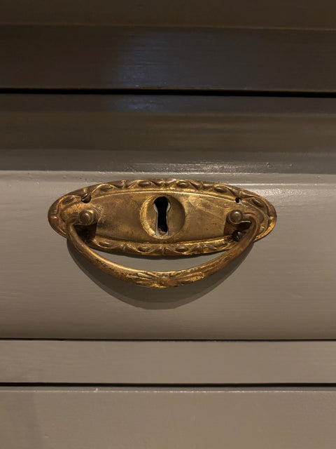Dänische Kommode in Kreidefarbe Bayleaf grün von Weingärtners Genusshandwerk, mit eleganten Holzgriffen und stilvollem Design