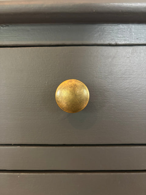 Dänische Kommode in Kreidefarbe Graphite von Weingärtners Genusshandwerk, moderne Möbel mit eleganten Holzgriffen.