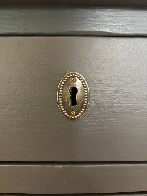Dänische Kommode in Kreidefarbe Graphite von Weingärtners Genusshandwerk, mit eleganten Holzgriffen und stilvollem Design
