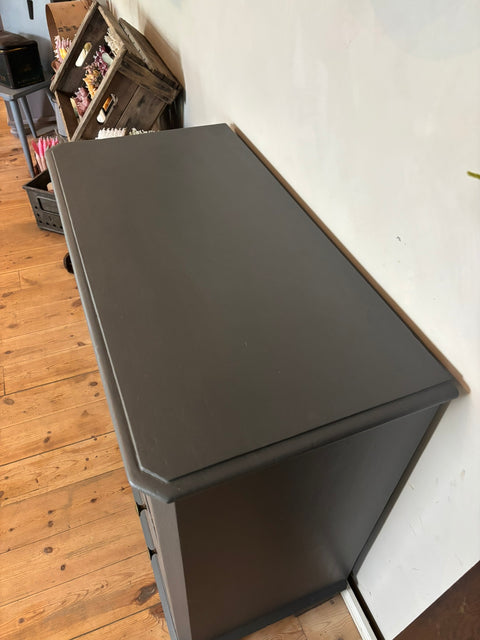 Dänische Kommode in Kreidefarbe Graphite mit eleganten Holzgriffen, stilvoller Stauraum im skandinavischen Design