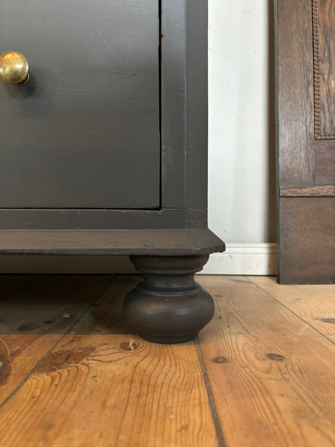 Dänische Kommode in Kreidefarbe Graphite von Weingärtners Genusshandwerk, mit mehreren Schubladen und eleganten Holzgriffen.