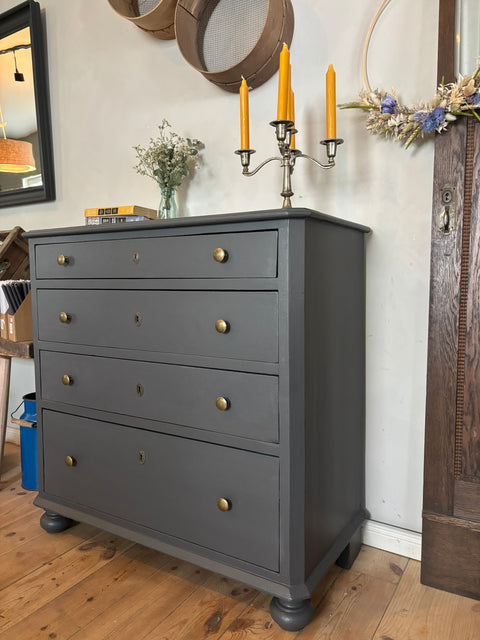Dänische Kommode in Kreidefarbe Graphite von Weingärtners Genusshandwerk, mit sichtbaren Schubladen und eleganten Holzgriffen