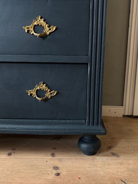 Dänische Kommode in Kreidefarbe Ink dunkelblau von Weingärtners Genusshandwerk, mit Holzgriffen und stilvollem Design
