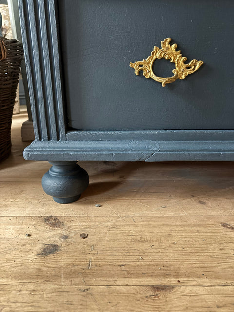 Dänische Kommode aus Holz mit Kreidefarbe in Dunkelblau von Weingärtners Genusshandwerk, mit drei Schubladen und eleganter Oberfläche.