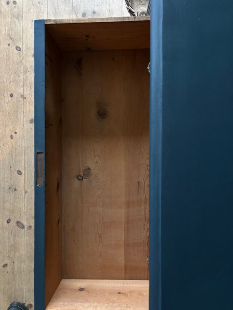 Dänische Kommode in Kreidefarbe Ink dunkelblau von Weingärtners Genusshandwerk, mit eleganten Schubladen und Vintage-Design