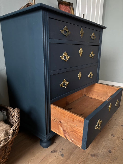 Dänische Kommode in Kreidefarbe Ink dunkelblau von Weingärtners Genusshandwerk, mit eleganten Holzgriffen und schlichten Linien