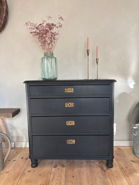 Weiche schwarze Kreidefarbe von Painting The Past, detaillierte Ansicht der cremigen Textur und Farbintensität.