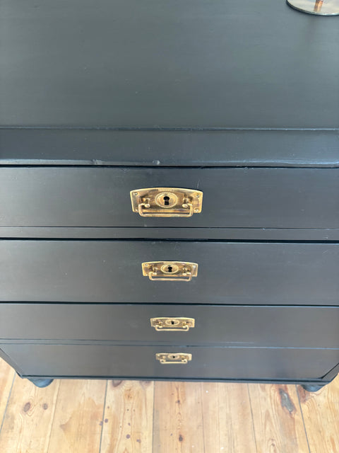 Dänische Kommode von Weingärtners Genusshandwerk in Soft Black Kreidefarbe mit schwarzen Griffen und eleganten Holzfüßen